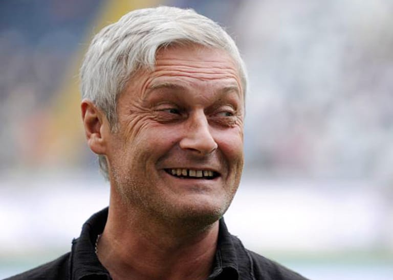 Armin Veh (Trainer von Eintracht Frankfurt): "Fußball könnte so schön sein, wenn nicht dauernd was Blödes passieren würde."
