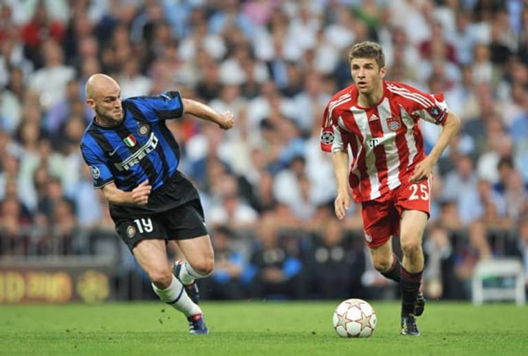 Thomas Müller (hier gegen Cambiasso - nach dem Champions-League-Aus gegen Inter Mailand): "Die haben Leute dabei, die mehr Haare am Rücken haben als auf dem Kopf. Da ist natürlich mehr Erfahrung da."