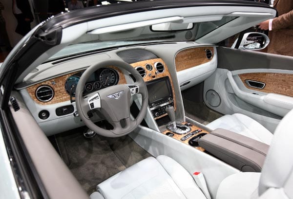 Serienmäßig ist der Bentley mit einer 30-GB-Festplatte für Musik und Navigationssysteme ausgestattet. Bedient wird die Fahrzeugelektronik per Touchscreen.