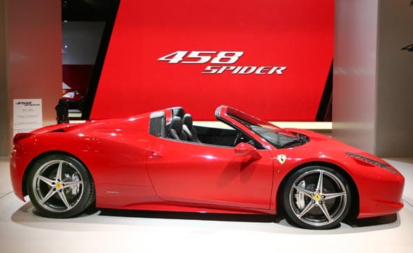 Ferrari präsentiert auf der IAA den 458 Spider. Sein herausragendes Merkmal ist ein versenkbares Hardtop statt einem Stoffdach.
