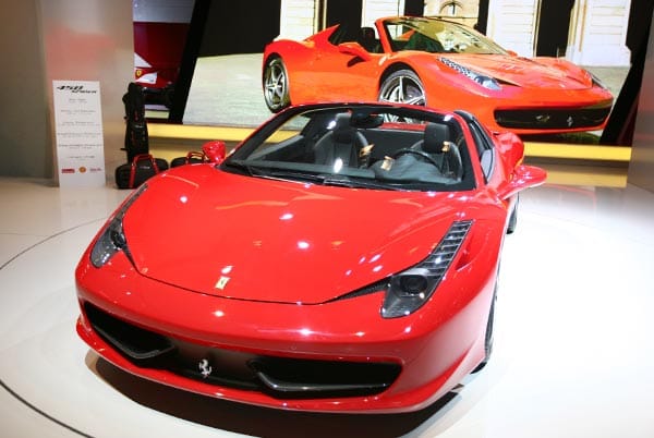 Gleich geblieben ist dagegen die Leistung. Wie im Ferrari 458 Italia wird auch beim Spider auf einen 570 PS starken 4,5-Liter-V8-Motor gesetzt.