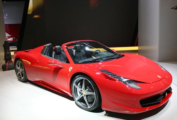 Die Höchstgeschwindigkeit des Ferrari 458 Spider wird mit 320 km/h angegeben.