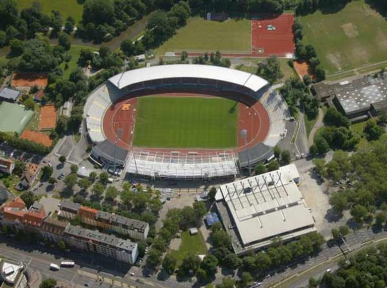 Aus Kriegstrümmern entstand das 1953 eröffnete Auestadion, in dem Regionalligist KSV Hessen Kassel beheimatet ist. Es ist auch heute nach mehreren Modernisierungsphasen noch ein Mehrzweckstadion, wird z.B. auch für Leichtathletik-Veranstaltungen genutzt.