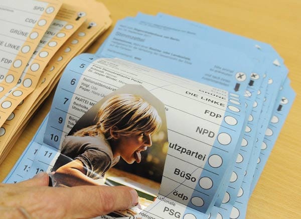 Die Wahlbeteiligung hielt sich mit 60,2 Prozent im Rahmen. Zu den Nichtwählern gesellte sich auch ein Berliner Bürger, der diesen ungültigen Stimmzettel abgab.