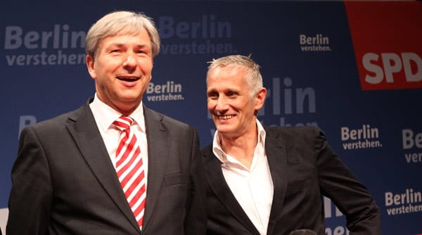 SPD-Spitzenkandidat Klaus Wowereit freut sich gemeinsam mit seinem Lebensgefährten Jörn Kubicki über den Wahlsieg. Er kann eine dritte Amtszeit Regierender Bürgermeister bleiben.