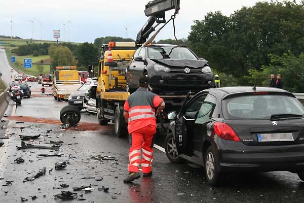 Verkehrsunfälle: Autotrümmer übersäten die Fahrbahn, Flüssigkeiten liefen aus. Für die Bergung und die anschließenden Aufräumarbeiten musste auch die Gegenrichtung der Autobahn gesperrt werden. Verkehrsunfälle: Autotrümmer übersäten die Fahrbahn, Flüssigkeiten liefen aus. Für die Bergung und die anschließenden Aufräumarbeiten musste auch die Gegenrichtung der Autobahn gesperrt werden.