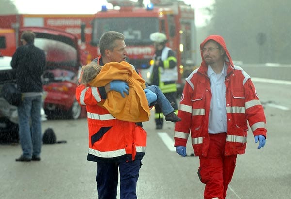 Verkehrsunfälle: Polizei und Feuerwehr waren mit 135 Helfern angerückt. Fünf Rettungs- und ein Polizeihubschrauber waren im Einsatz. Verkehrsunfälle: Polizei und Feuerwehr waren mit 135 Helfern angerückt. Fünf Rettungs- und ein Polizeihubschrauber waren im Einsatz.