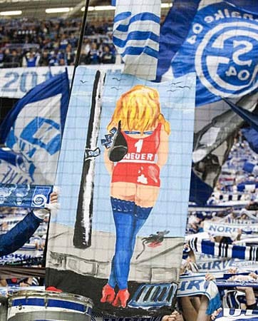 Wenn die Fanseele kocht, werden oft Grenzen überschritten. Die meisten Plakate der Schalker Anhänger zielten darauf ab, Neuer als geldgierig darzustellen.