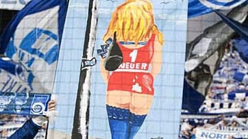 Wenn die Fanseele kocht, werden oft Grenzen überschritten. Die meisten Plakate der Schalker Anhänger zielten darauf ab, Neuer als geldgierig darzustellen.