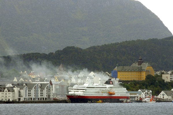 Die übrigen Passagiere und Teile der Besatzung retten sich, als das Schiff kurze Zeit später im Hafen von Ålesund anlegt.