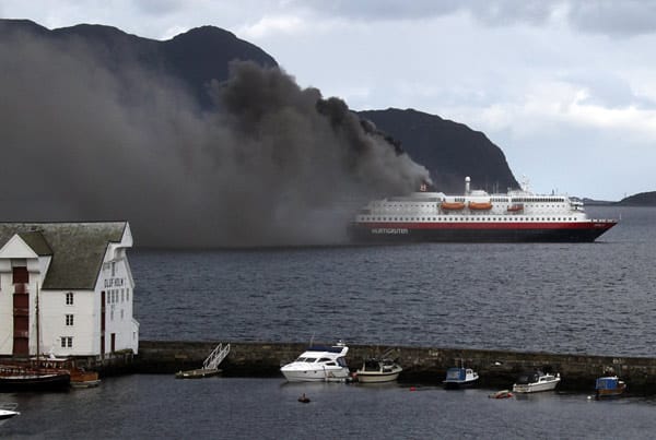 15. September 2011: Auf dem Kreuzfahrtschiff "Nordlys" bricht unweit der norwegischen Stadt Ålesund ein Feuer aus.
