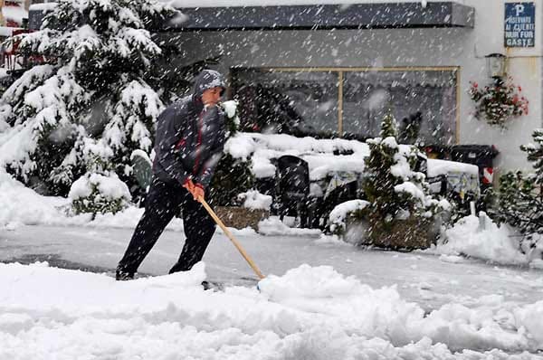 In der italienischen Gemeinde Brenner an der österreichischen Grenze sorgt der Wintereinbruch für heftigen Schneefall. In der italienischen Gemeinde Brenner an der österreichischen Grenze sorgt der Wintereinbruch für heftigen Schneefall.