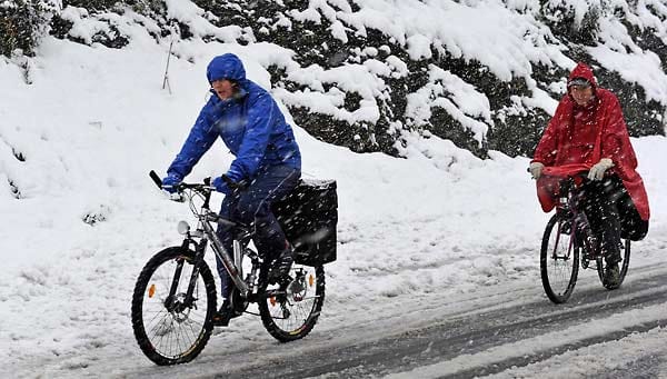 Besonders heftig trifft es die Österreicher. Auf den Straßen, wie hier auf dem Brenner, geht es wegen Schneematschs nur langsam voran. Im Frühverkehr gab es bereits zahlreiche Unfälle. Besonders heftig trifft es die Österreicher. Auf den Straßen, wie hier auf dem Brenner, geht es wegen Schneematschs nur langsam voran. Im Frühverkehr gab es bereits zahlreiche Unfälle.
