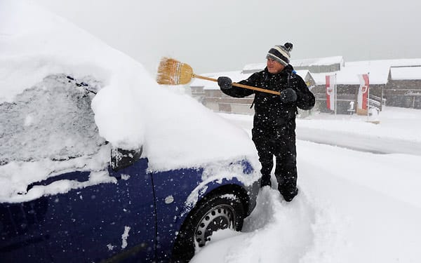 Bevor es aber überhaupt auf die Straße gehen kann, müssen die Autos zunächst vom Schnee befreit werden. Bevor es aber überhaupt auf die Straße gehen kann, müssen die Autos zunächst vom Schnee befreit werden.