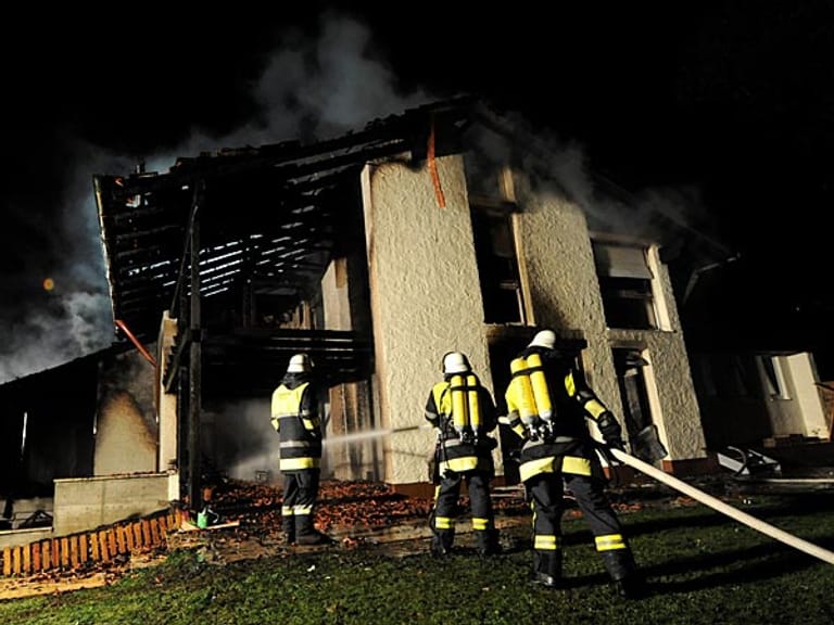 Raub der Flammen: Einsatzkräfte beim Löschen letzter Brandnester. Vom Haus des Bayern-Profis Breno ist nicht viel übrig geblieben.