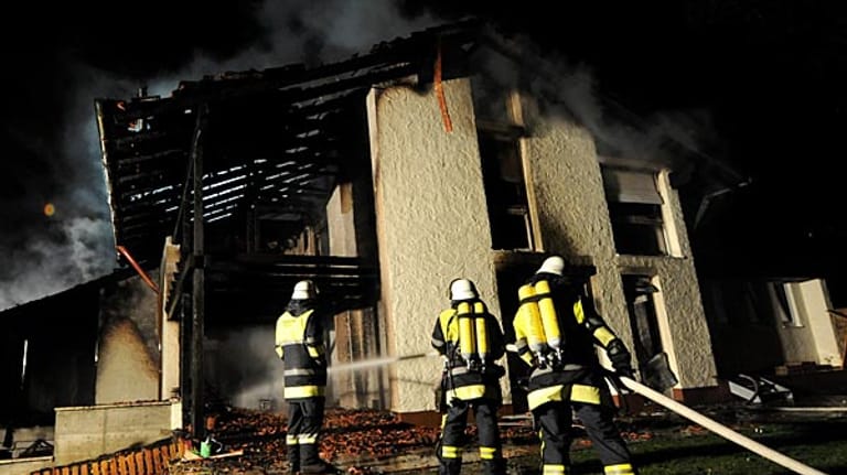 Raub der Flammen: Einsatzkräfte beim Löschen letzter Brandnester. Vom Haus des Bayern-Profis Breno ist nicht viel übrig geblieben.