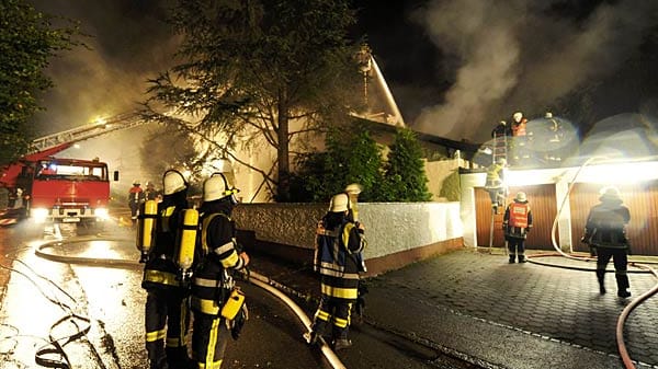 Im Einsatz: Die Feuerwehr versuchte gleich von mehreren Stellen aus, den Brand zu bekämpfen.