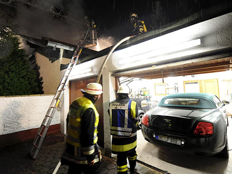 Garagenwagen: Immerhin, der Fuhrpark von Breno schien bei dem Feuer nicht in Mitleidenschaft gezogen worden zu sein.