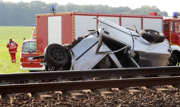 Der Unfallwagen ist völlig zerstört. Der Fahrer bleibt unverletzt, da er vor dem Zusammenprall aus dem Wagen gestiegen ist.