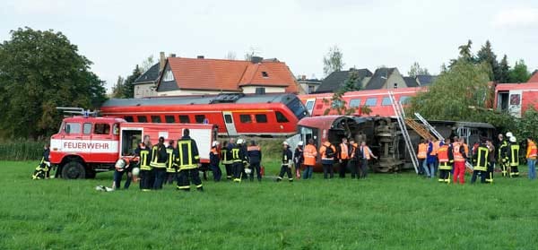 Laut Angaben der Rettungskräfte sind 21 Menschen verletzt, sechs von ihnen schwer.