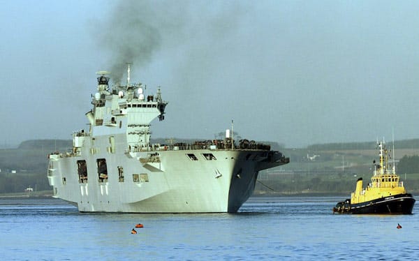 Seit 1998 im Dienst der britischen Marine ist die "HMS Ocean". Sie ist offiziell ein Hubschrauberträger, kann aber auch als Flugzeugträger für Senkrechtstarter mit leichter Bewaffnung dienen. Das Schiff wurde nach zivilen Standards gebaut, was zuerst eine Kosten- und Personalersparnis brachte. Die zivile Technologie war jedoch nicht kriegstauglich, so entstanden später höhere Kosten durch Wartung und Reparatur. 2002 in Afghanistan und 2003 im Irak diente die "HMS Ocean" den Marines als Operationsbasis.