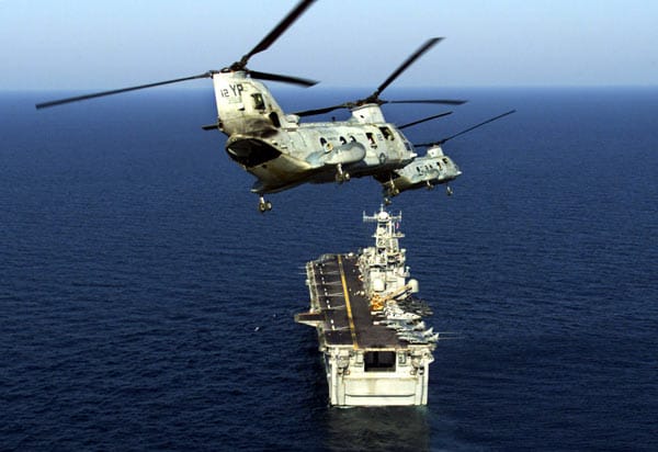 Die 250 Meter lange und 32 Meter breite "USS Peleliu" ist ebenfalls ein amphibisches Angriffsschiff, zählt aber zur "Tarawa"-Klasse. Ende der 70er Jahre in Dienst gestellt, sollten "Tarawa"-Schiffe die reinen Hubschrauberträger ergänzen. Die "USS Peleliu" kann neben gemischten Hubschrauberklassen auch Landungsboote aufnehmen. In seinem letzten größeren Einsatz 2010 brachte der Träger mit seinen Helikoptern Hilfsgüter in die Hochwasser-Katastrophengebiete Pakistans.