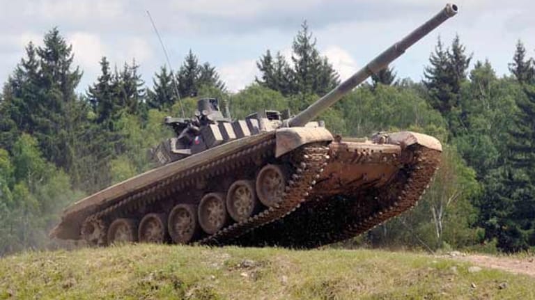 Im tschechischen Milovice können Sie dagegen auch Panzer mit größerem Kaliber fahren wie etwa diesen "T-55" in der Kampf-Ausführung. Buchung über MyDays.de, 1689 Euro.