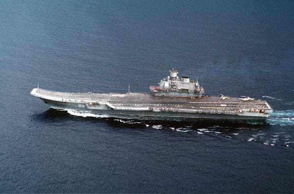 Der einzige Flugzeugträger der russischen Marine, die "Admiral Kusnezow", ist 304 Meter lang. Der zurzeit größte nicht in den USA gebaute Träger lief bereits 1985 vom Stapel. Wegen technischer Probleme wurde er aber erst zehn Jahre später offiziell in Dienst genommen. Seine Hauptaufgabe ist es, begleitete U-Boote und Kriegsschiffe vor Angriffen zu schützen. Dazu verfügt der Träger unter anderem über zwölf SS-N-19 Shipwreck-Raketen, acht CADS-1 Verteidigungssysteme und acht AK-630 Luftabwehrkanonen.