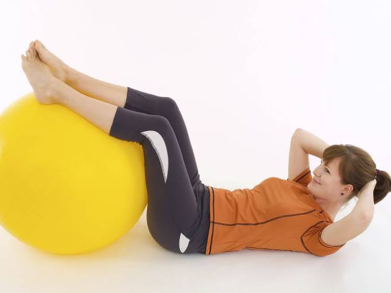 Die klassischen Sit-Ups sind mit Gymnastikball bestens durchführbar
