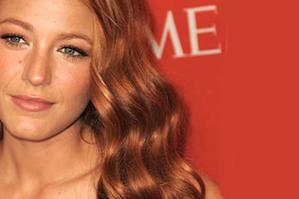 Blake Lively trägt rote Haare.