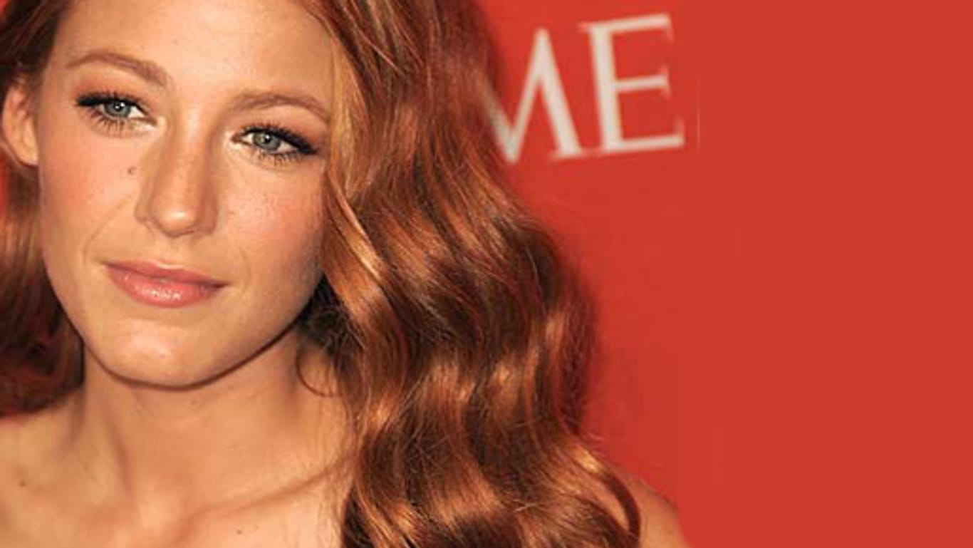 Blake Lively trägt rote Haare.