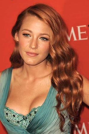 Gossip-Girl Blake Lively trägt ihr Haar rot und gewellt. Besonders schön harmoniert die Zora-Mähne mit ihrem aquamarinblauen Kleid.