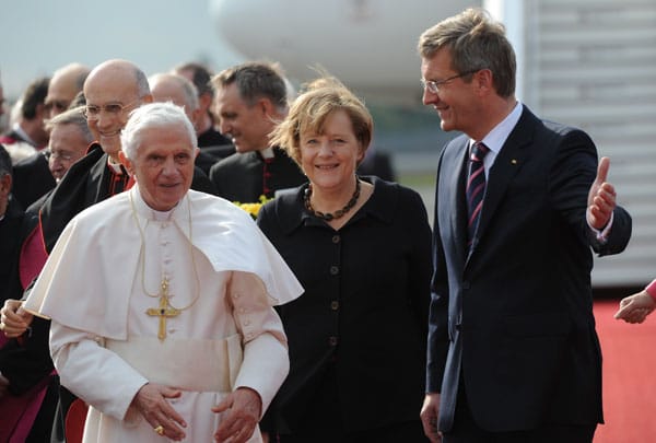 Bundespräsident Christian Wulff und Kanzlerin Angela Merkel begrüßen den Papst. Auch zahlreiche Bundesminister heißen den Staatsgast willkommen.