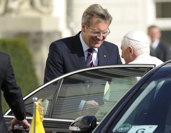 Nach einer kurzen Fahrt durch Berlin empfängt Bundespräsident Wulff den Papst auf Schloss Bellevue.
