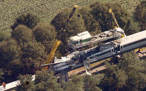 Am 22. September 2006 kommt es auf der Transrapid-Teststrecke im niedersächsischen Lathen zu einer Katastrophe