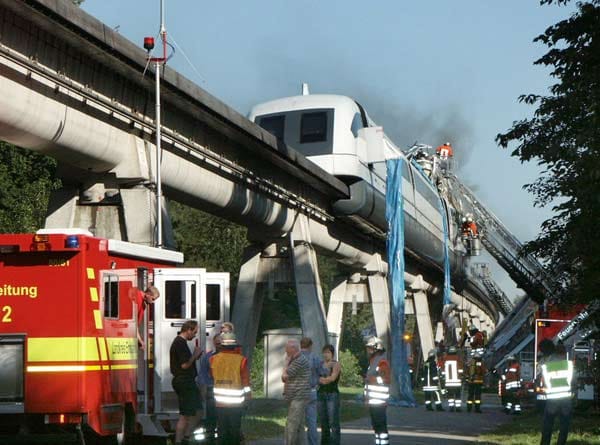 Ein Zug rast mit 170 Stundenkilometern in einen auf der Strecke stehenden Werkstattwagen. 23 Menschen kommen dabei ums Leben, elf werden zum Teil schwer verletzt