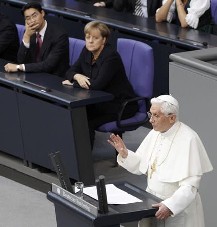Während seiner Rede warnt Benedikt XVI. die anwesenden Politiker davor, ihre Arbeit nur am Erfolg auszurichten: "Der Erfolg ist dem Maßstab der Gerechtigkeit, dem Willen zum Recht und dem Verstehen für das Recht untergeordnet"