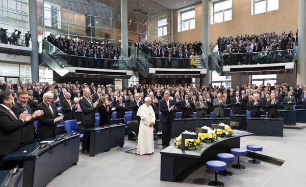 Die deutschen Parlamentarier erheben sich applaudierend von ihren Sitzen, als der Heilige Vater das Wort ergeift.