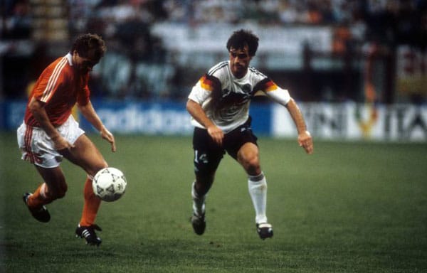 Thomas Berthold, der meinungsfreudige Abwehrmann des AS Rom, gehörte mit sieben WM-Einsätzen 1990 zu den Säulen des deutschen Teams.
