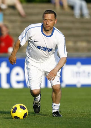 Zuletzt war Hässler Techniktrainer beim 1. FC Köln, doch als er in die Jugendmannschaft abgeschoben werden sollte, verließ er den Klub, bei dem er sportlich durchstartete. Stale Solbakken hatte keine Verwendung mehr für den ehemaligen Weltklasse-Dribbler.