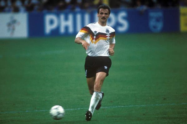 Jürgen Kohler schaltete im WM-Achtelfinale Hollands Superstar Marco van Basten aus. Der "Kokser" stand beim Turnier in Italien in vier von sieben Spielen auf dem Platz.