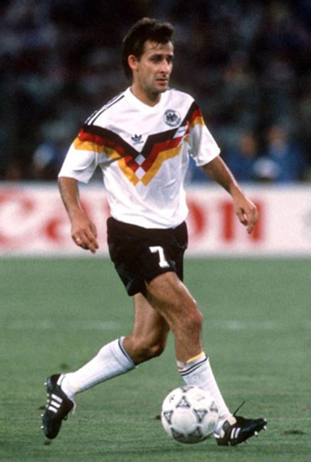 Die O-Beine des kleinen Superdribblers Pierre Littbarski sind mittlerweile legendär. Bei der WM 1990 war der Kölner Franz Beckenbauers Edeljoker. Im Gruppenspiel gegen Kolumbien traf "Litti" in der 89. Minute zur Führung für Deutschland.