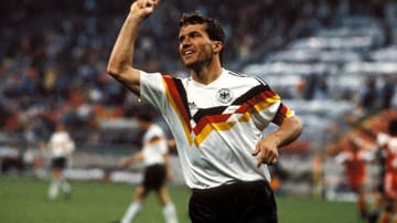 Gestatten: Lothar Matthäus - Rekordnationalspieler. Unvergessen ist sein Sololauf zum 3:1 gegen Jugoslawien, oder sein spielentscheidender Elfer gegen die Tschechoslowakei. Insgesamt vier Treffer steuerte er zum WM-Titel bei.