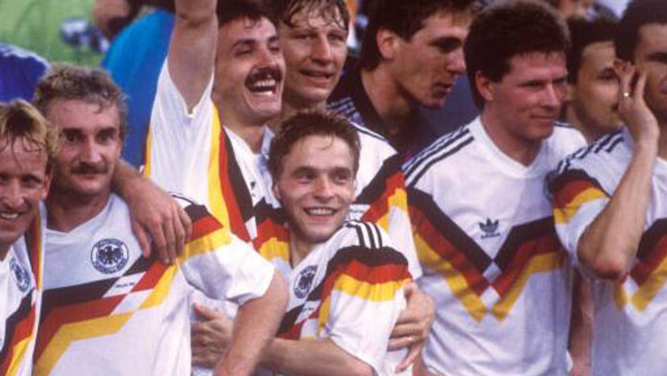 Gefeierte Helden: Die deutsche Nationalmannschaft nach dem WM-Finale 1990.