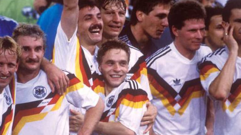 Gefeierte Helden: Die deutsche Nationalmannschaft nach dem WM-Finale 1990.