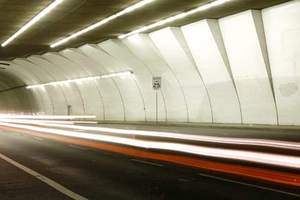 Bestimmte Neutrinos hängen angeblich das Licht - hier von fahrenden Autos - locker ab