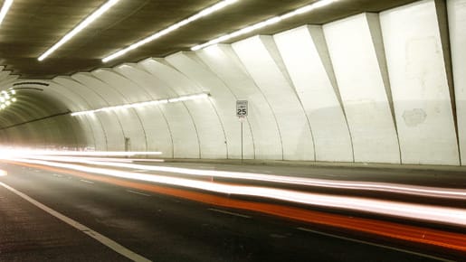 Bestimmte Neutrinos hängen angeblich das Licht - hier von fahrenden Autos - locker ab