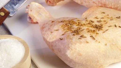 Campylobacter-Bakterien werden vor allem über Geflügel übertragen. Campylobacter-Bakterien werden vor allem über Geflügel übertragen.