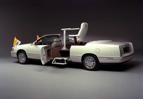 Cadillac Deville: Für eine Mexiko-Reise im Jahr 1999 von Johannes Paul II. ließ General Motors diesen Cadillac Deville umbauen. Besonders eindrucksvoll ist der Hochsitz im Fond, der nur über einen ausfahrbaren Tritt zu erreichen war.