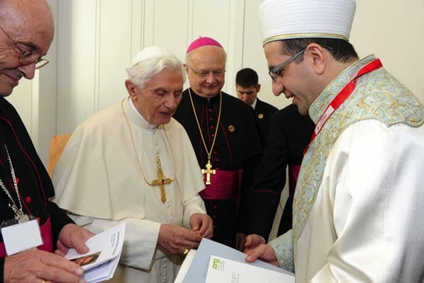 Der zweite Tag des Papstbesuches in Deutschland beginnt für Benedikt XVI. mit einem Treffen mit Vertretern des Islam. Die Muslime, so Benedikt, gehörten längst zur deutschen Realität. Beide Religionen ruft er auf, sich gegenseitig besser kennenzulernen